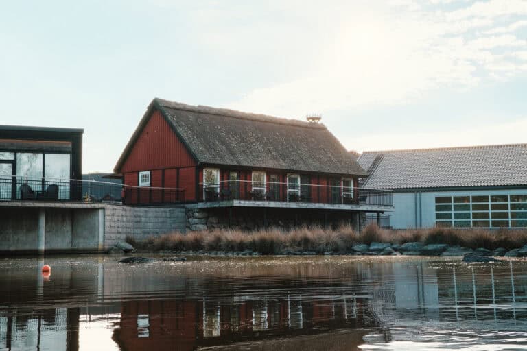 Traditionellt rött hus vid vattnet på Eriksberg.